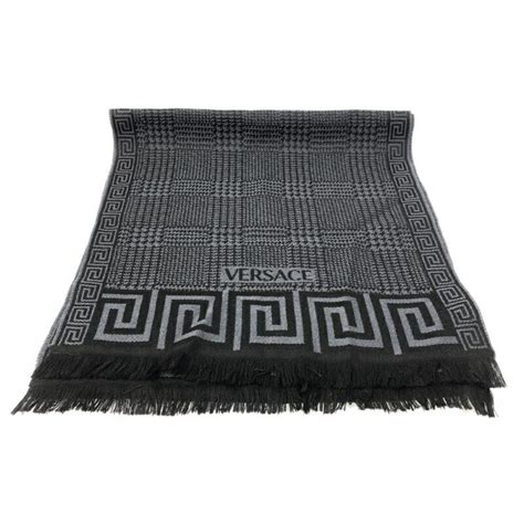 versace muffler